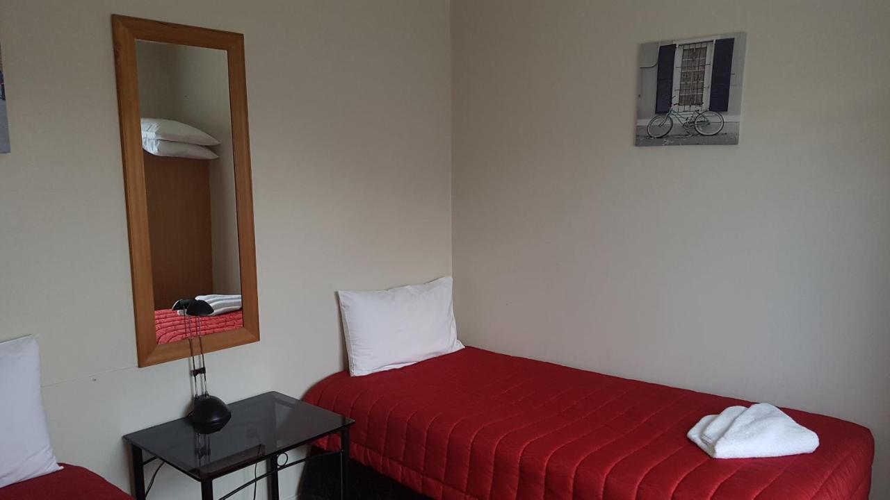 Palm Court Motel 4*